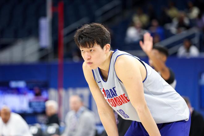 杨瀚森在洛杉矶进行训练与球哥等人同场竞技(杨瀚森说nba对抗很激烈很文明)